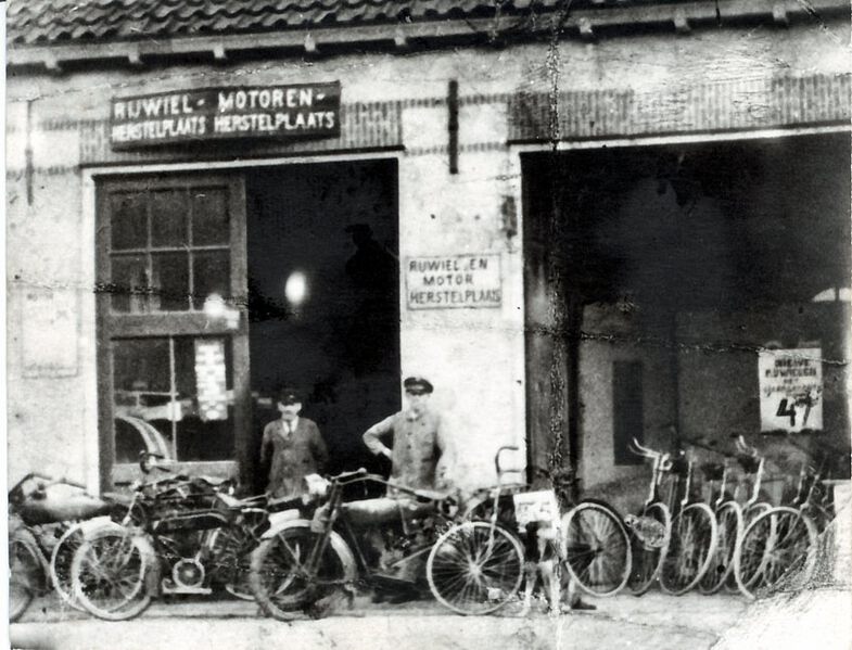 Bestand:Huisnummer-207b-foto-1-rechts-Leo-li-Pieter-Cornelis-Verbree.jpg